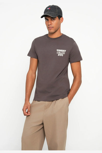 TOMMY JEANS SLIM BILLS SS TEE - BLACK WALNUT