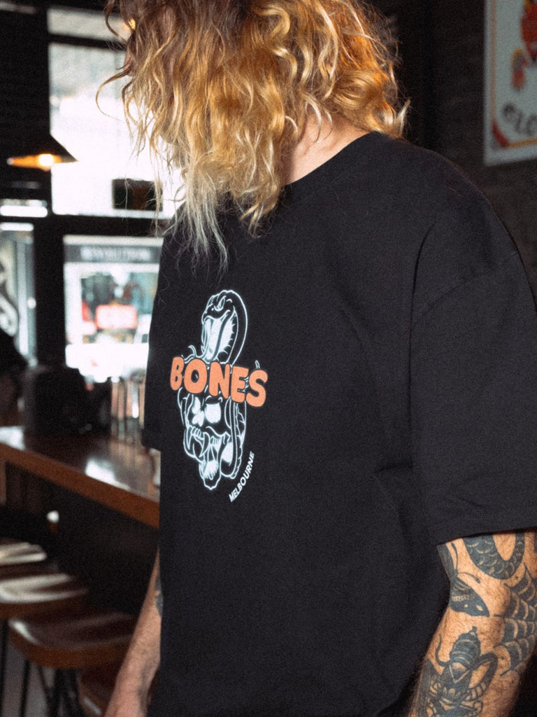 Billy Bones Club TEE BILLY BONES CLUB THE DIVE BAR TEE IN VINTAGE BLACK