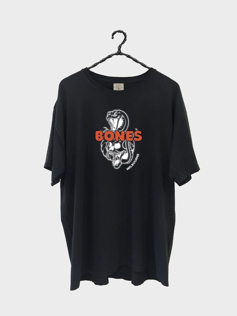 Billy Bones Club TEE BILLY BONES CLUB THE DIVE BAR TEE IN VINTAGE BLACK