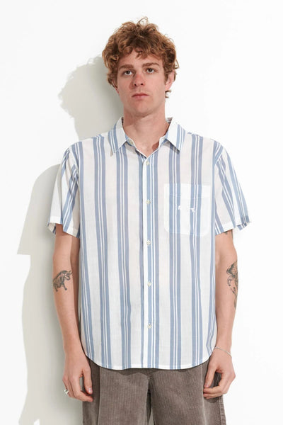 MISFIT APPAREL MENS BUTTON UP SHIRTS MISFIT PRIMARY VACATION SHIRT - BLUE STRIPE
