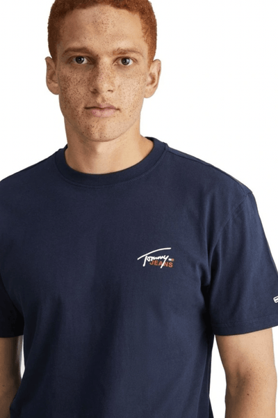 TOMMY JEANS MENS T-SHIRTS TOMMY JEANS TJM CLASSIC SMALL FLAG TEE - TWILIGHT NAVY