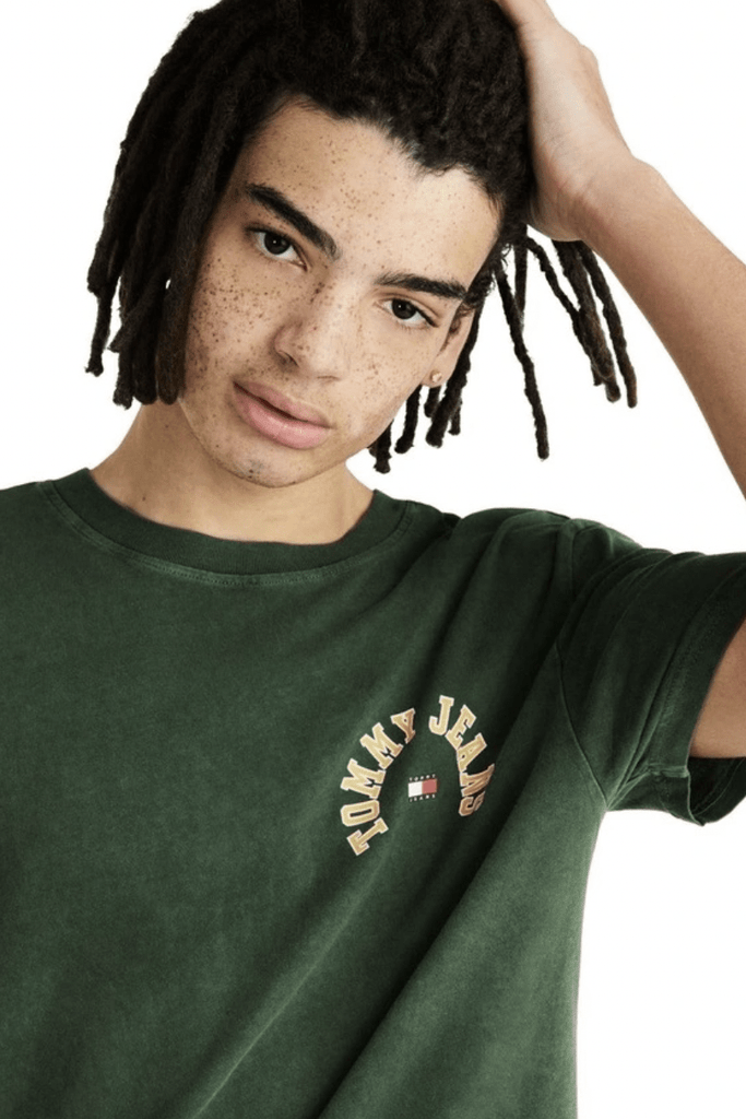 TOMMY JEANS MENS T-SHIRTS TOMMY JEANS TJM SKATE CURVED COLLEGE TEE - COLLEGIATE GREEN