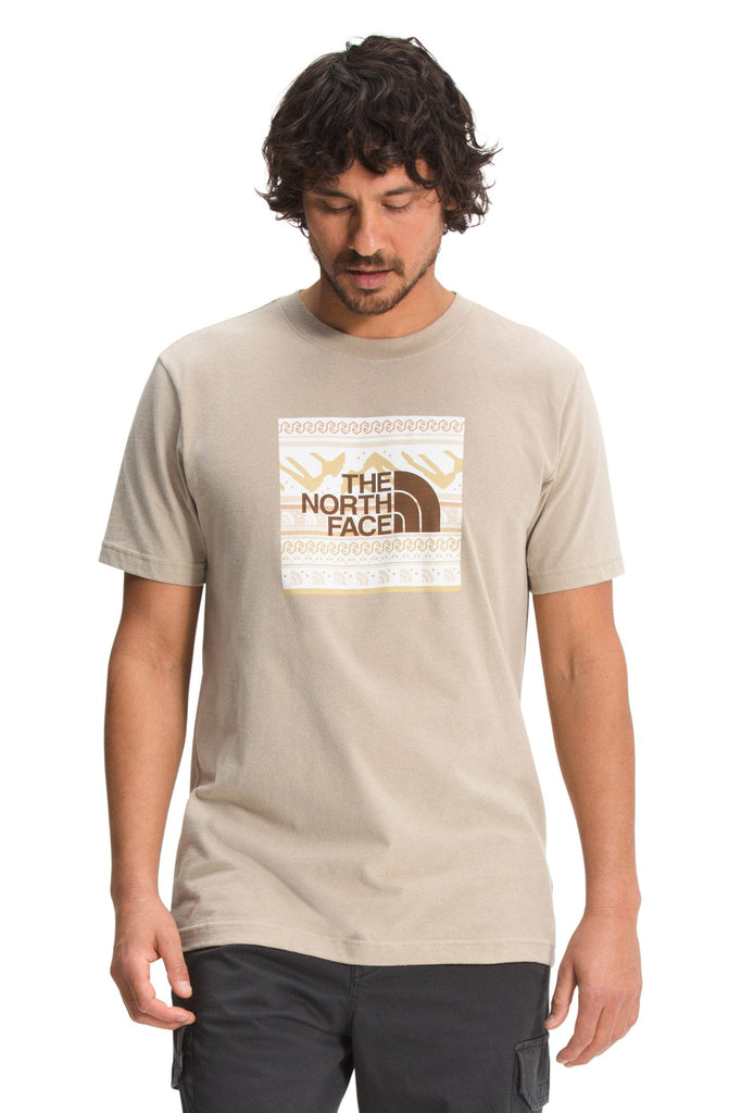 THE NORTH FACE TEES THE NORTH FACE BOXED IN TEE - FLAX SAND
