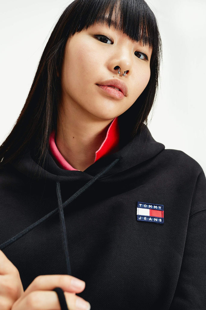 TOMMY JEANS HOODIES TOMMY JEANS BADGE HOODIE - BLACK
