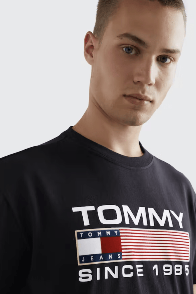 TOMMY JEANS MENS T-SHIRTS TOMMY JEANS CLASSIC ATHLETIC TWIST LOGO TEE - BLACK