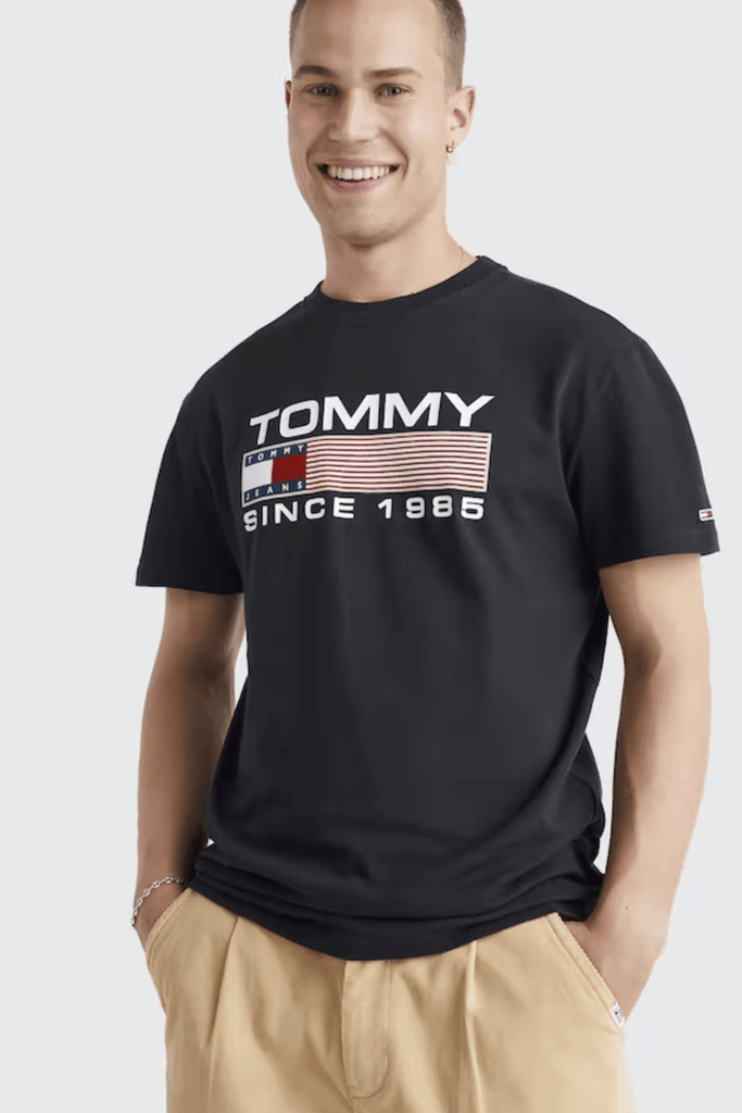 TOMMY JEANS MENS T-SHIRTS TOMMY JEANS CLASSIC ATHLETIC TWIST LOGO TEE - BLACK