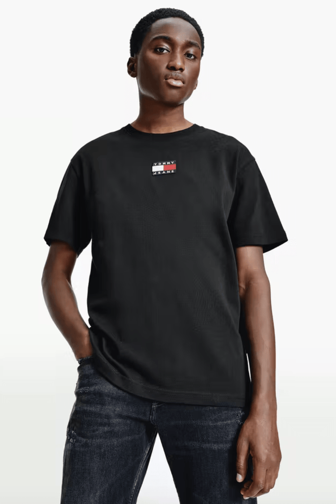 TOMMY JEANS TEES TOMMY JEANS CENTRE BADGE TEE - BLACK