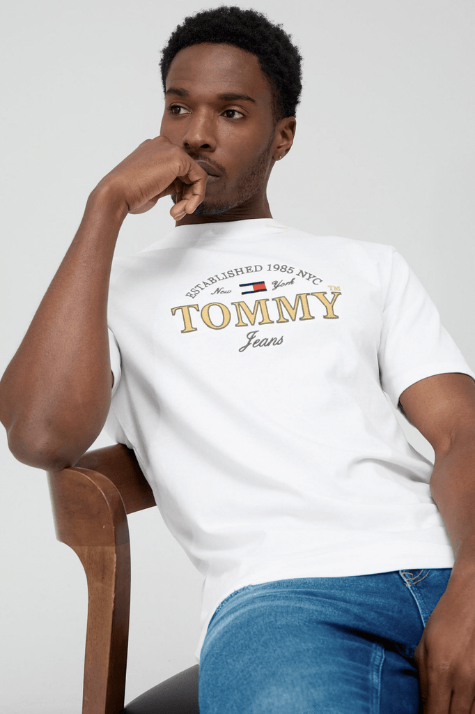 TOMMY JEANS TEES TOMMY JEANS CLASSIC MODERN PREP FRONT LOGO TEE - WHITE