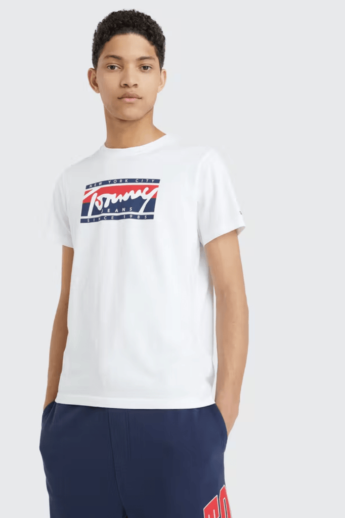 TOMMY JEANS TEES TOMMY JEANS ESSENTIAL LOGO T-SHIRT - WHITE