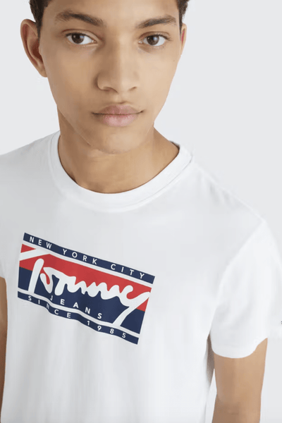TOMMY JEANS TEES TOMMY JEANS ESSENTIAL LOGO T-SHIRT - WHITE