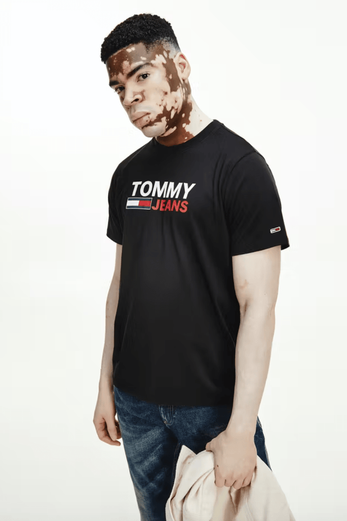 TOMMY JEANS TEES TOMMY JEANS FLAG LOGO TEE - BLACK
