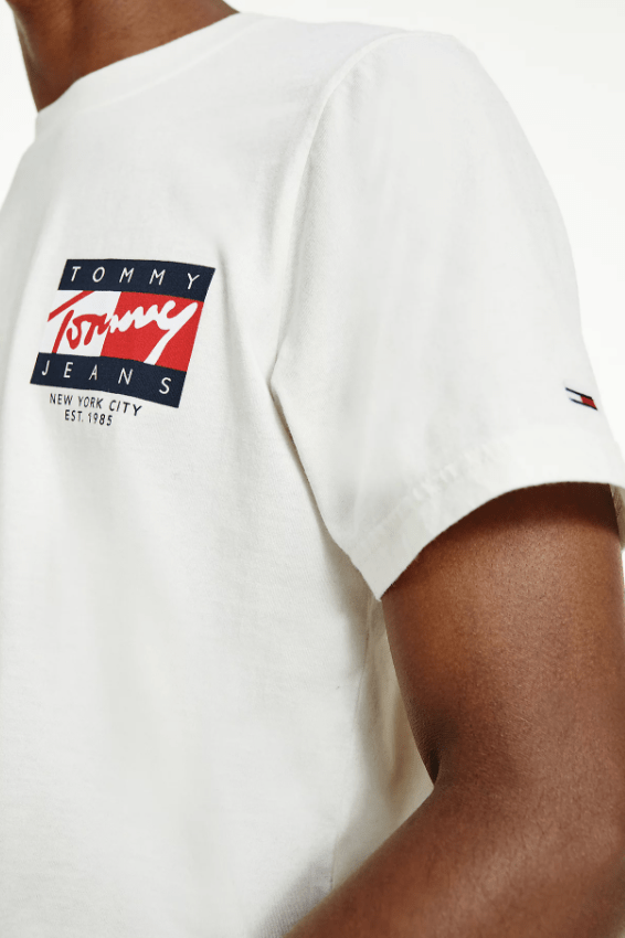 TOMMY JEANS TEES TOMMY JEANS VINTAGE FLAG SIGNATURE LOGO TEE - IVORY