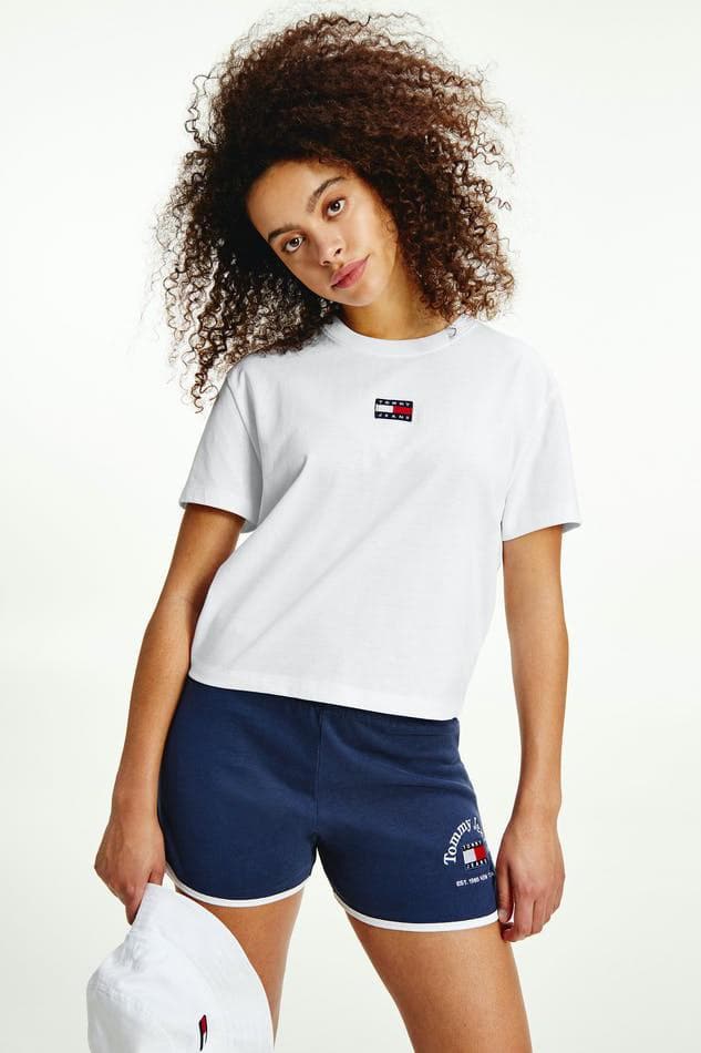 TOMMY JEANS TOPS TOMMY JEANS BADGE LOGO TEE - WHITE