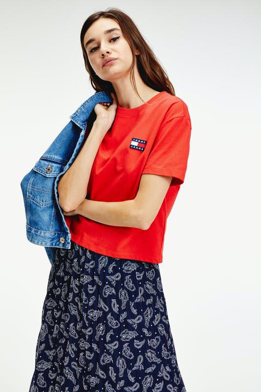 TOMMY JEANS TOPS TOMMY JEANS BADGE TEE - CRIMSON RED