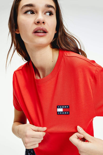 TOMMY JEANS TOPS TOMMY JEANS BADGE TEE - CRIMSON RED