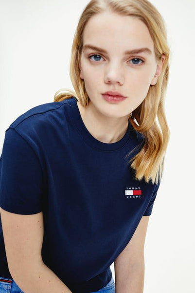 TOMMY JEANS TOPS TOMMY JEANS BADGE TEE - NAVY