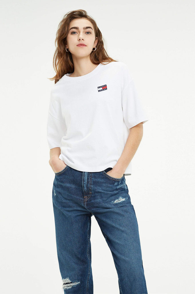TOMMY JEANS TOPS TOMMY JEANS BADGE TEE - WHITE