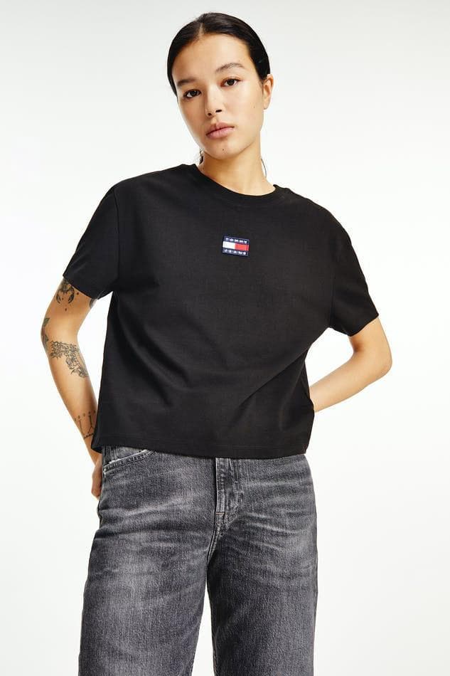 TOMMY JEANS TOPS TOMMY JEANS CENTRE BADGE TEE - BLACK