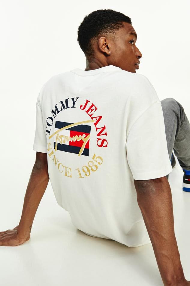 TOMMY JEANS TOPS TOMMY JEANS SIGNATURE BACK LOGO TEE - WHITE