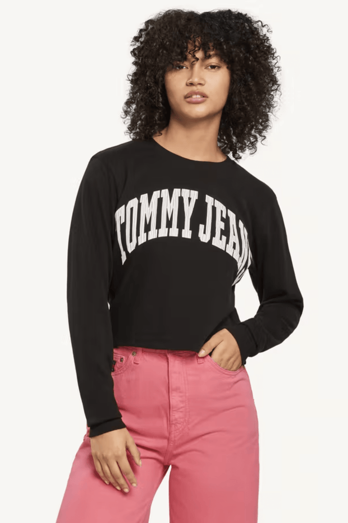 TOMMY JEANS TOPS TOMMY JEANS TJW RELAX CROP COLLEGE LS TEE - BLACK