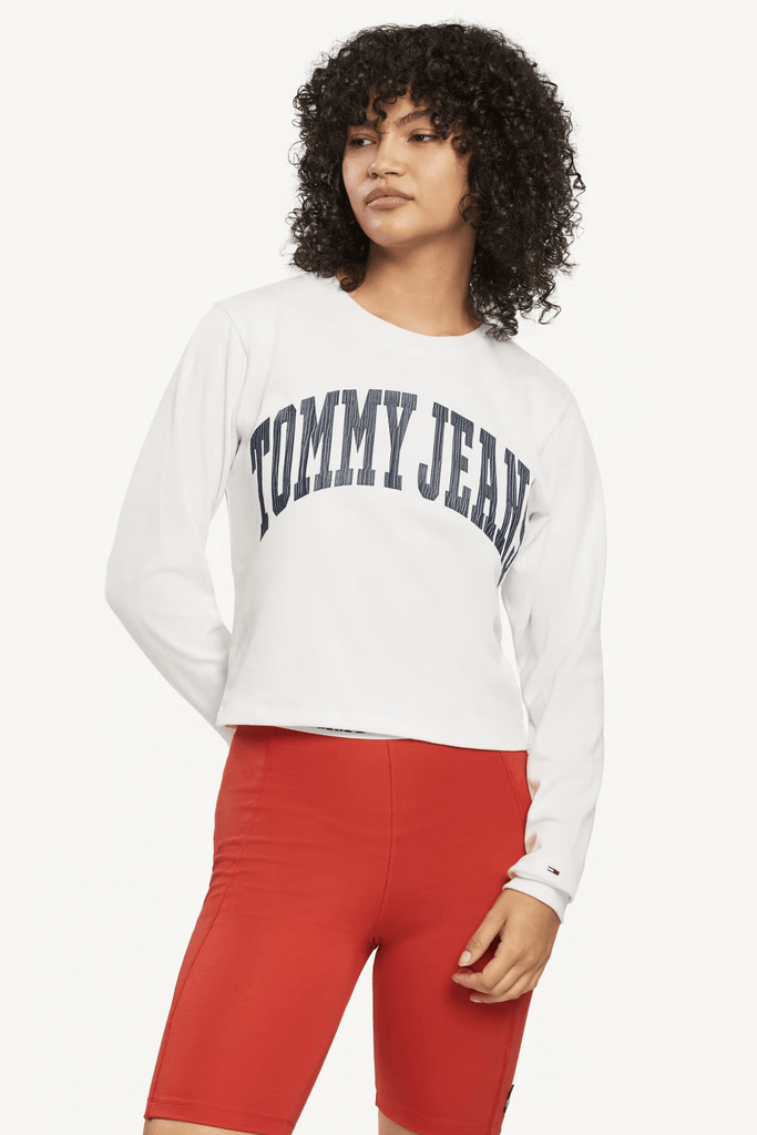 TOMMY JEANS TOPS TOMMY JEANS TJW RELAX CROP COLLEGE LS TEE - WHITE